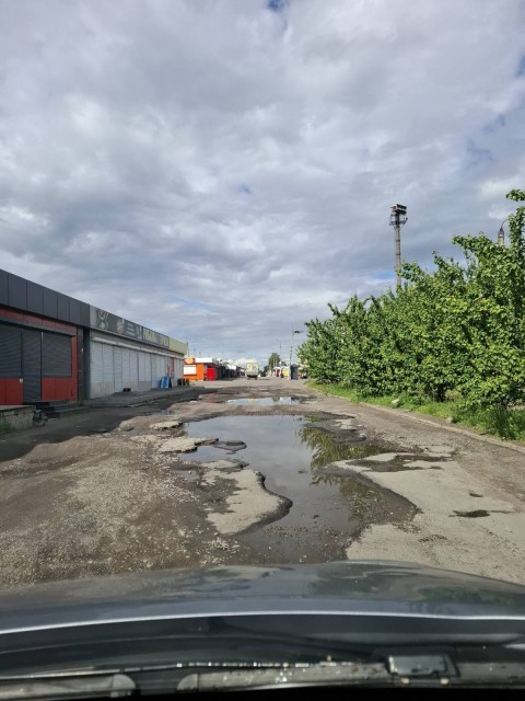 Численні ями, застій води та багна: у Черкасах зареєстрували петицію про ремонт дороги
