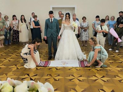 молодята