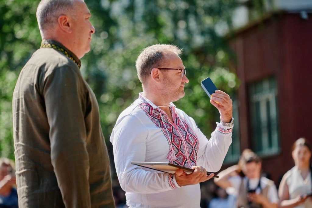 Під час урочистостей до Дня Конституції черкаському волонтеру передали «Золоте серце» (ФОТО)