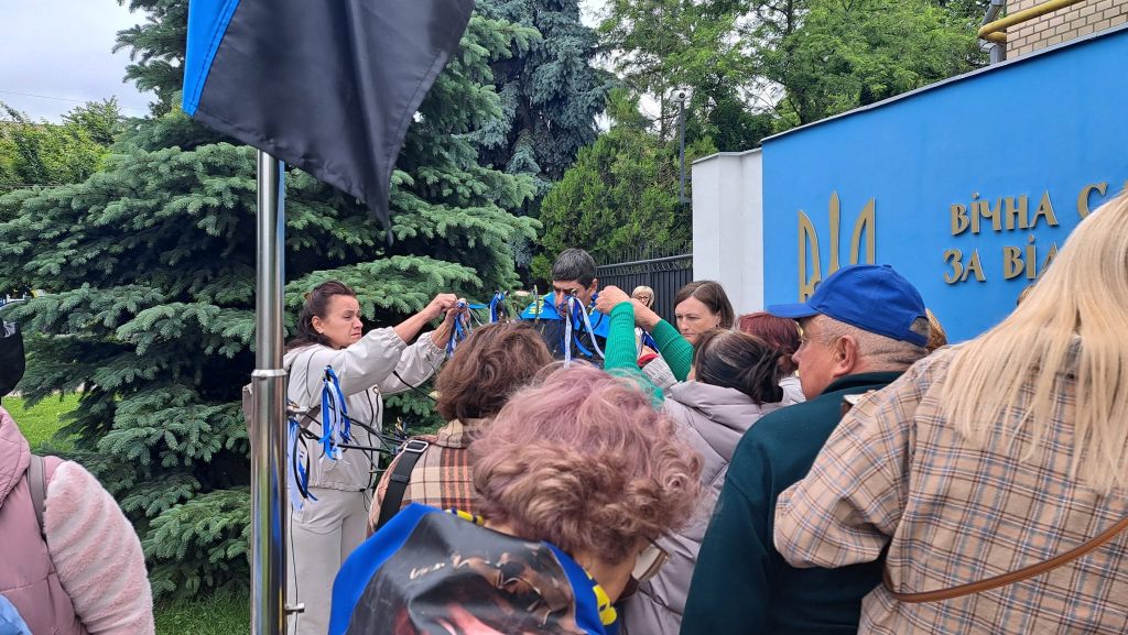 родичі вішають стрічки