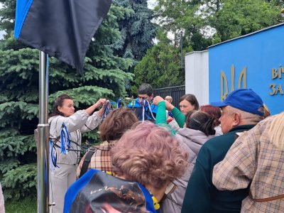 родичі вішають стрічки