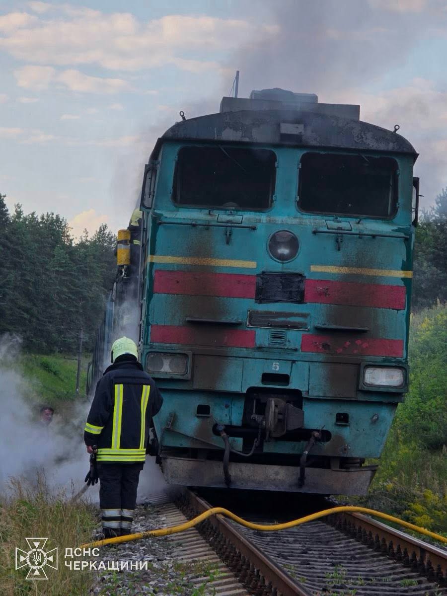 Тепловоз, який перевозив зерно, загорівся у Черкасах (ФОТО)
