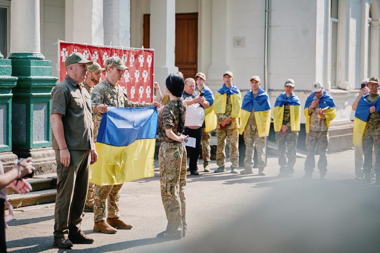 Вручення почесної відзнаки дівчині