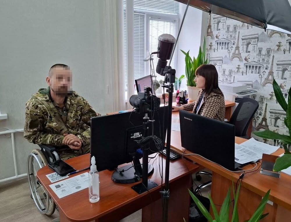 Військовий на Черкащині отримав новий паспорт, щоб пройти протезування після втрати кінцівок