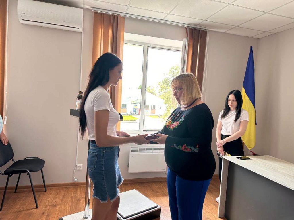 передають нагороду