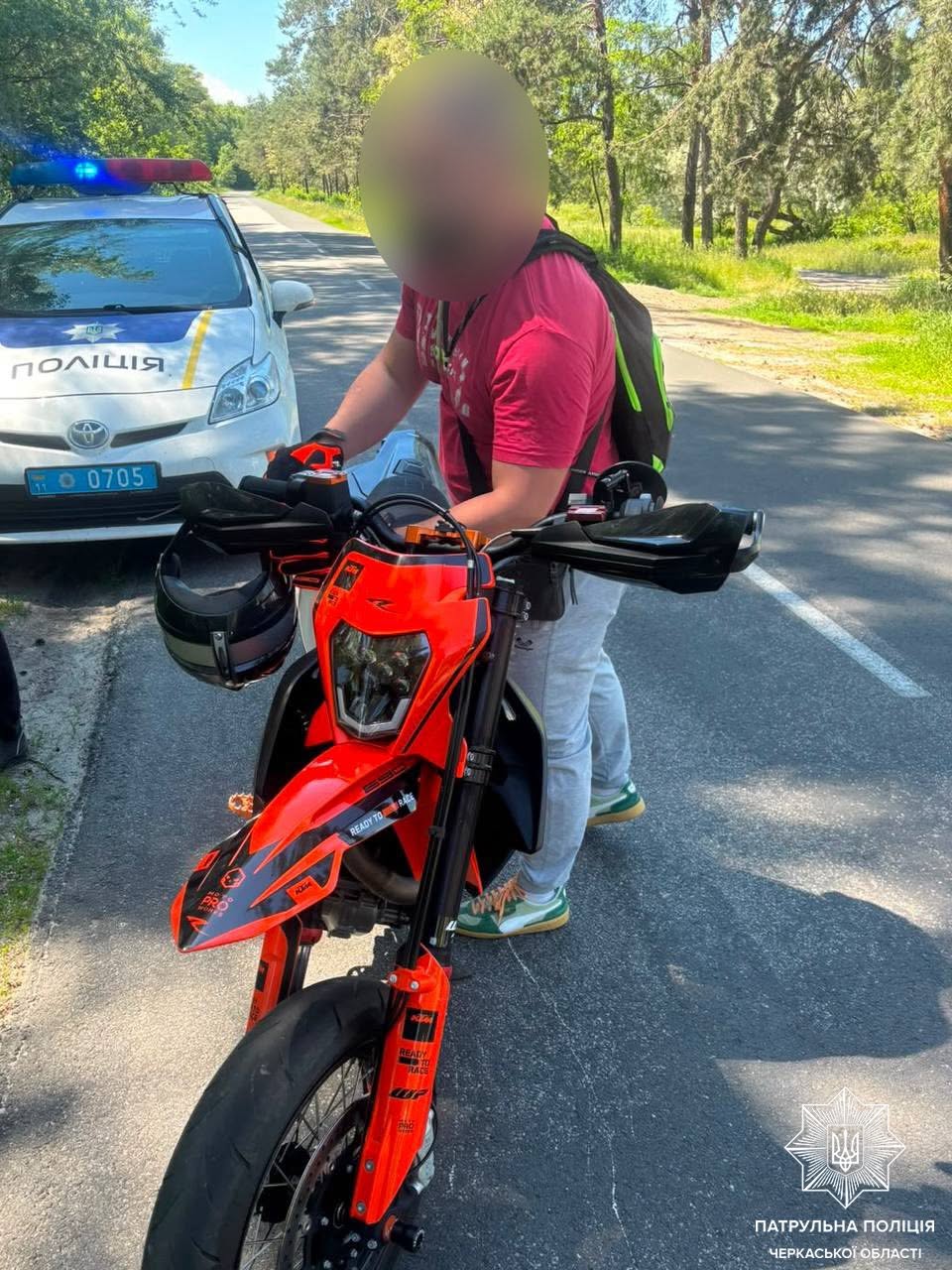 Двоє мотоциклістів невдало намагалися втекти від поліції у Черкасах