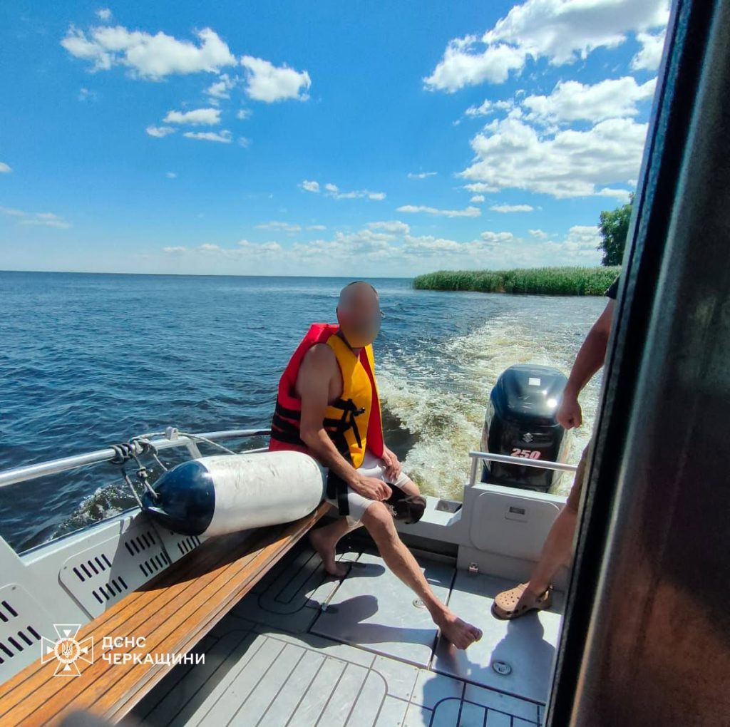Віднесло на матраці від берега: поблизу Черкас виявили чоловіка (ФОТО)