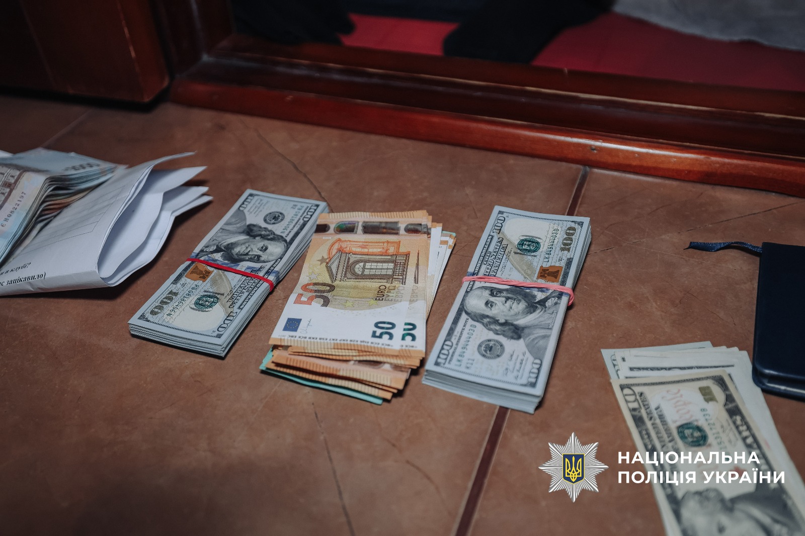 гроші на дивані
