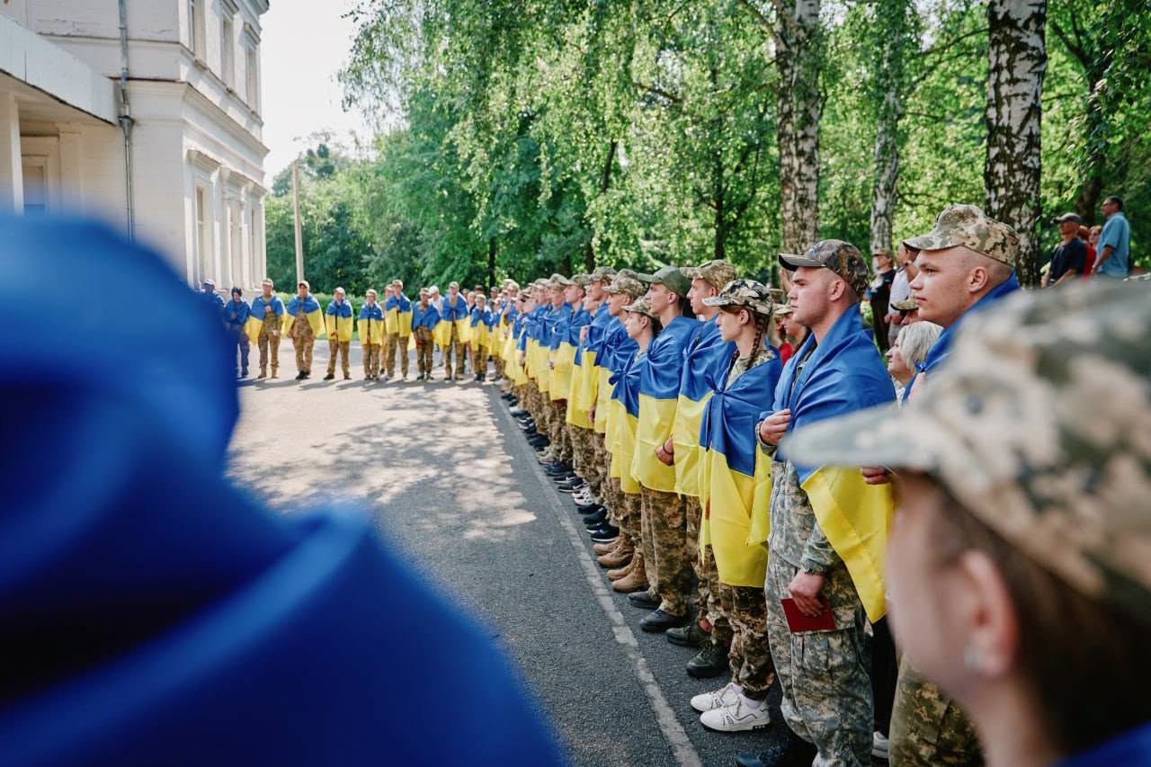 Діти з прапорами