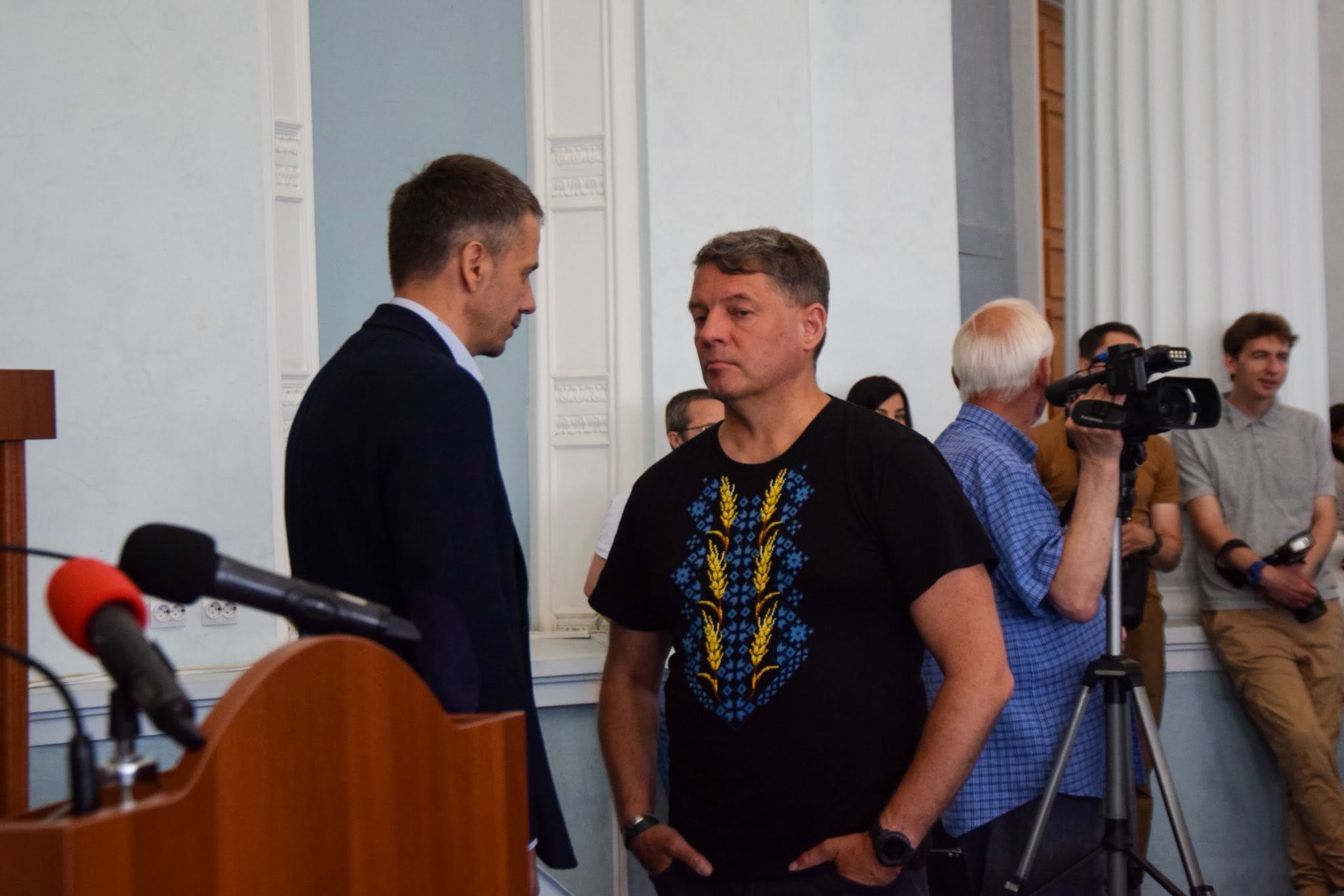 Анатолій Яріш спілкується з Романом Сущенком