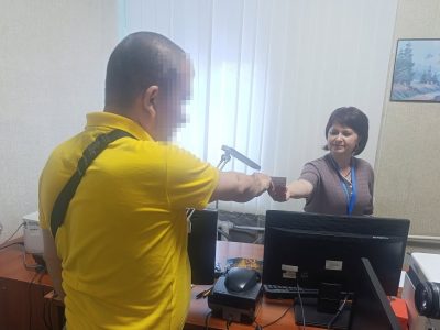 чоловік у жовтій футболці