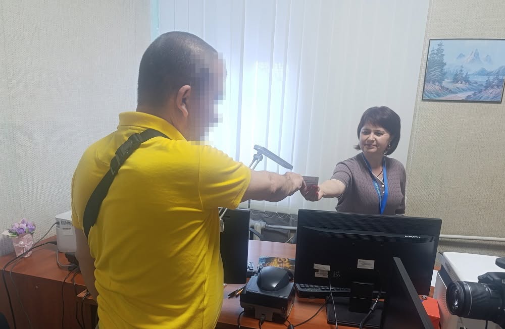 Після 16 місяців у російському полоні військовий зі Сміли поновив паспорт