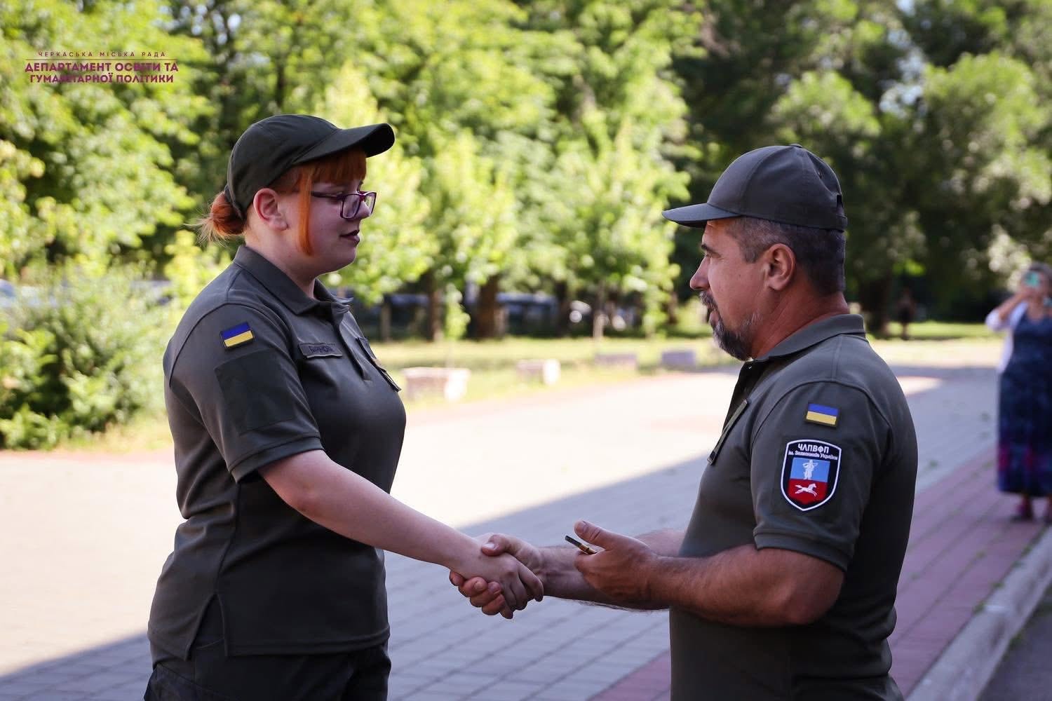 чоловік і жінка у формі тиснуть руки