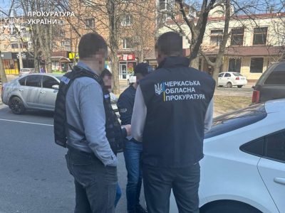 чоловіки біля машини