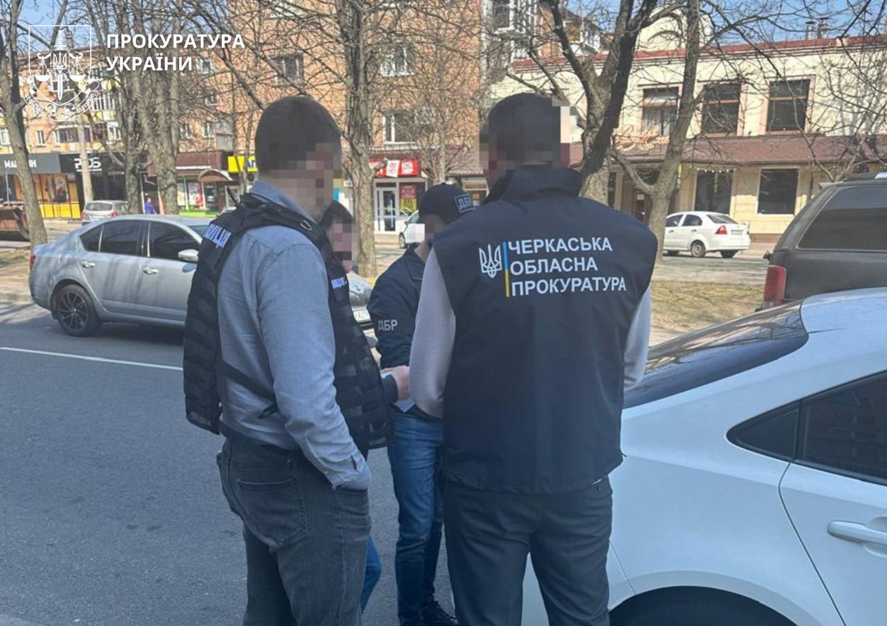 чоловіки біля машини
