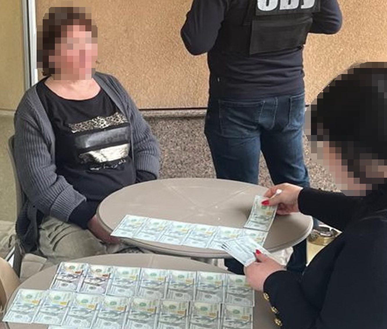 За 3500 доларів обіцяла відстрочку від мобілізації: у Черкасах затримали жінку, яка «торгувала» медичними довідками