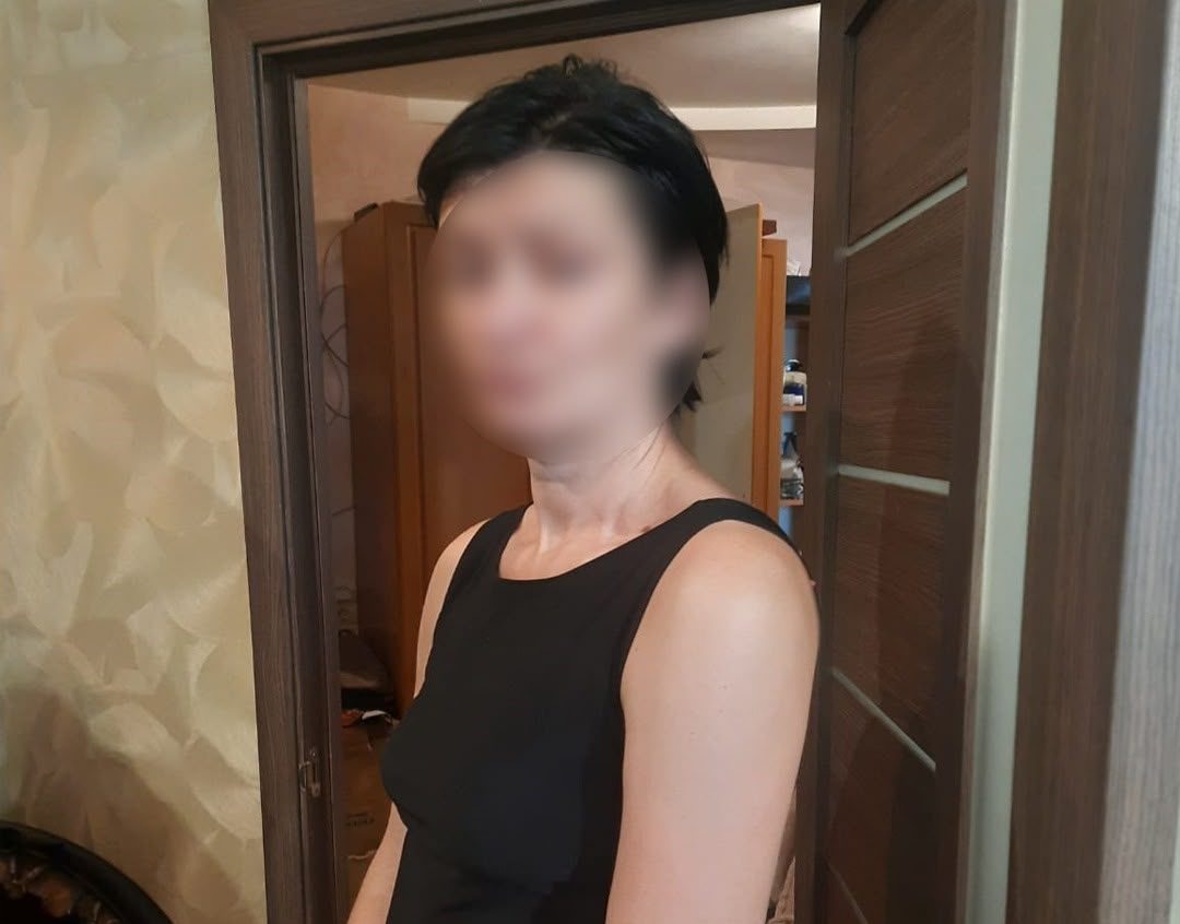 жінка в чорній сукні