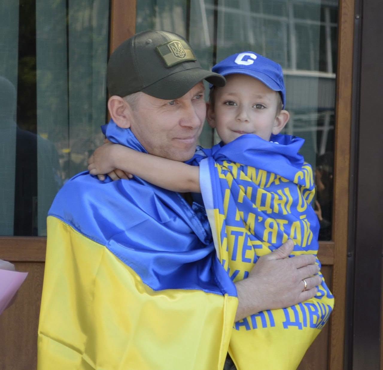 У Звенигородці зустріли звільненого з полону захисника, який три роки провів у неволі