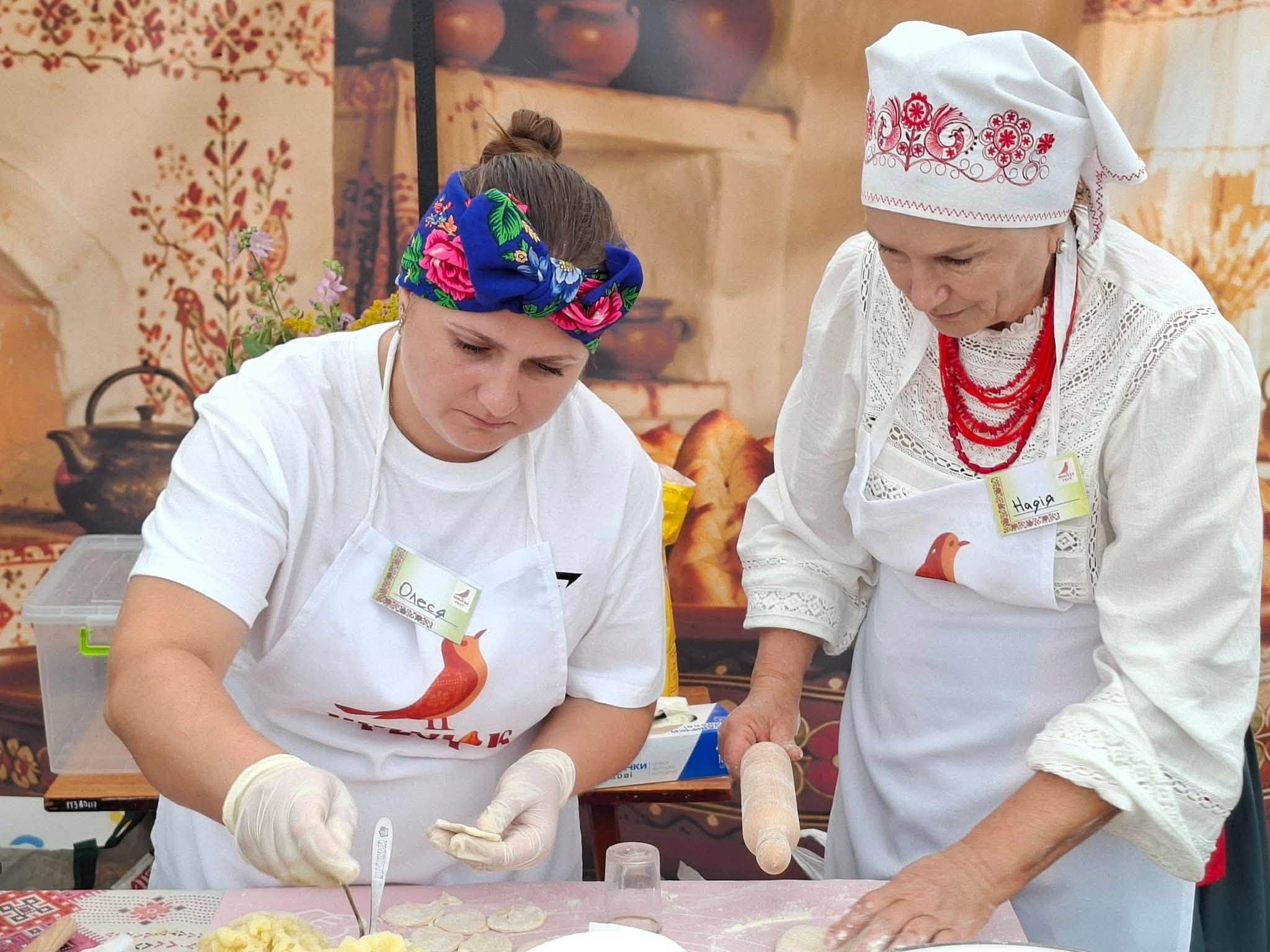 Жінки готують вареники