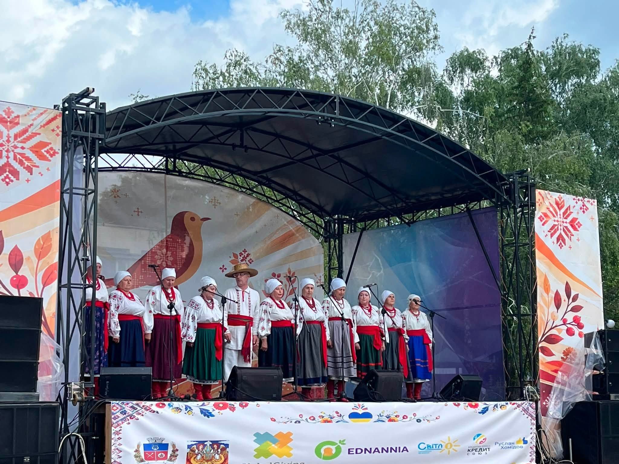 колектив співає на сцені