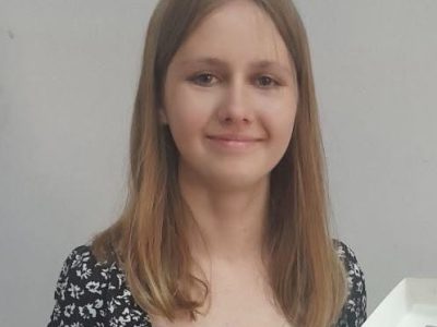 Блондинка у чорній блузці