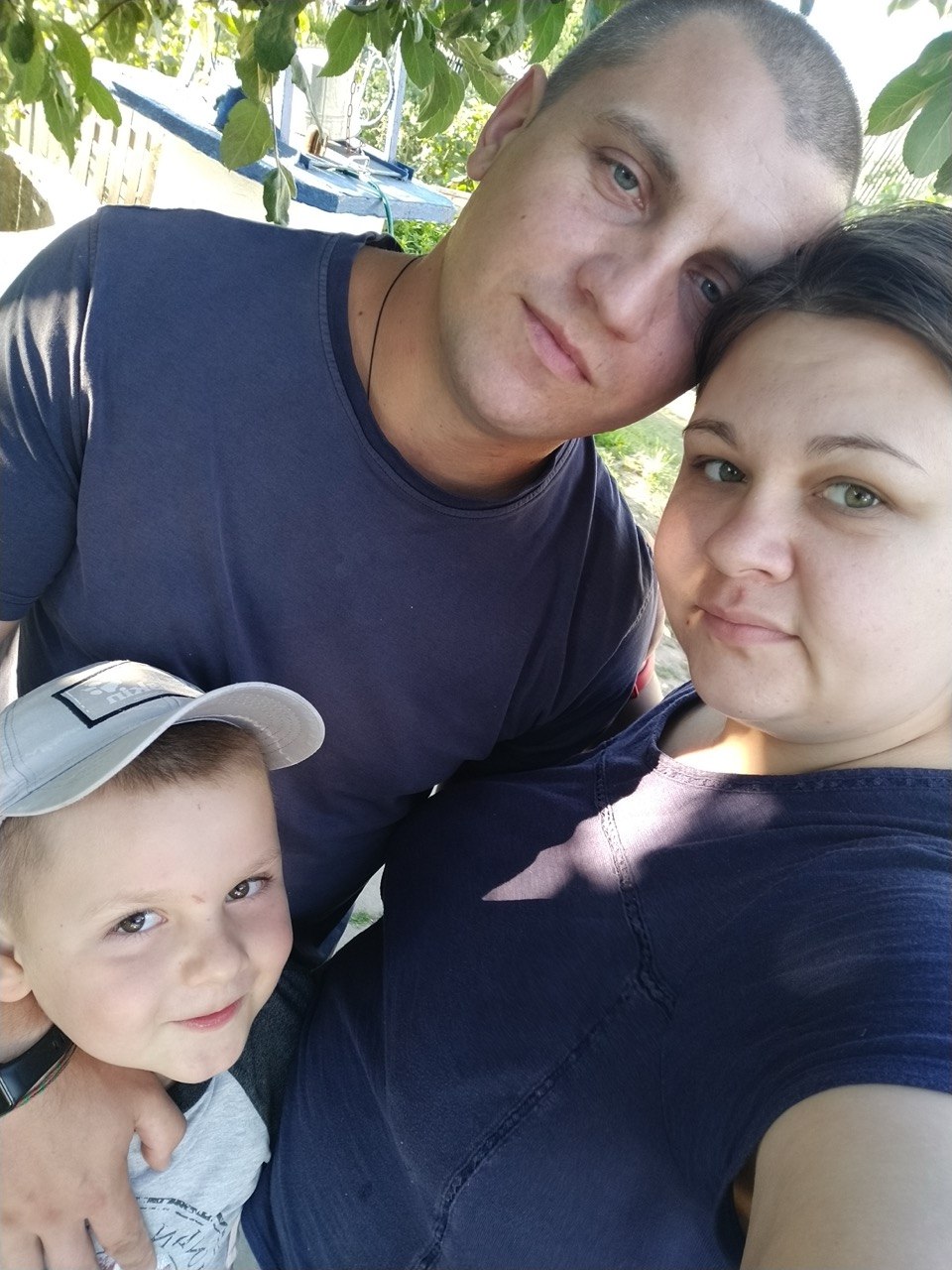 Жінка та чоловік у чорних футболках із сином