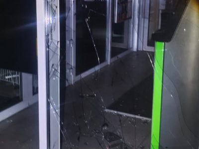 пошкоджені двері