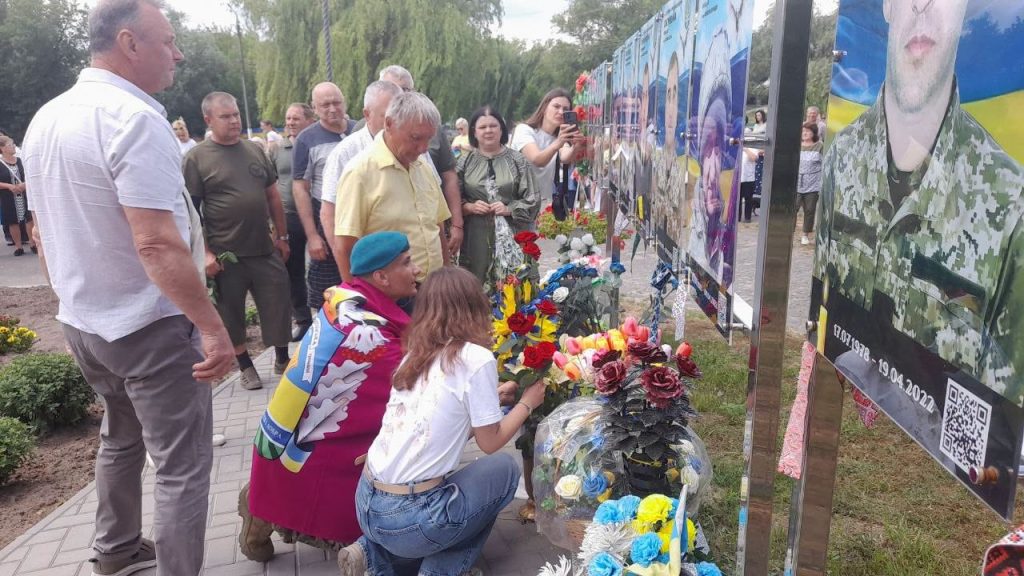 Жителі селища на Алеї Слави