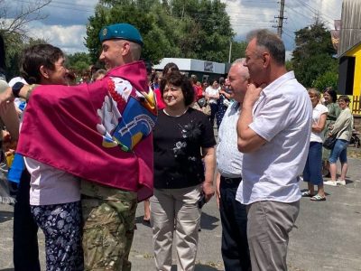 зустріч військового з полону