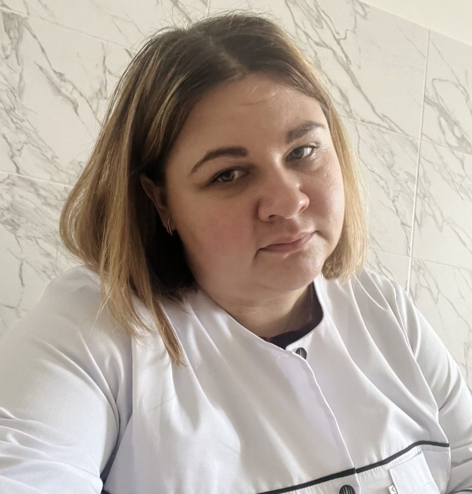 Блондинка в лікарняному халаті