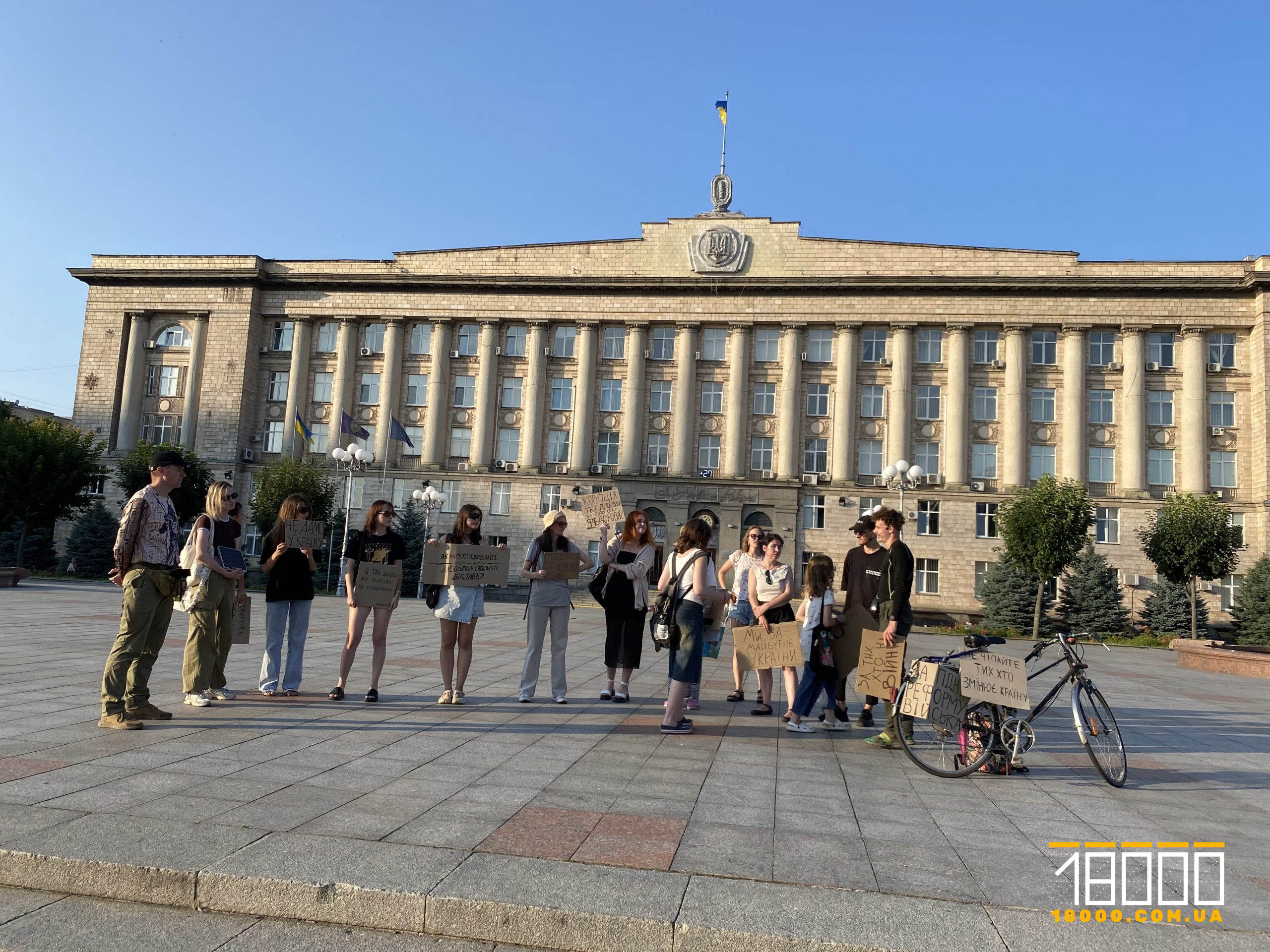 Черкасці повторно зібралися на акцію: вимагають обрати міністра оборони до відходу ВР на канікули