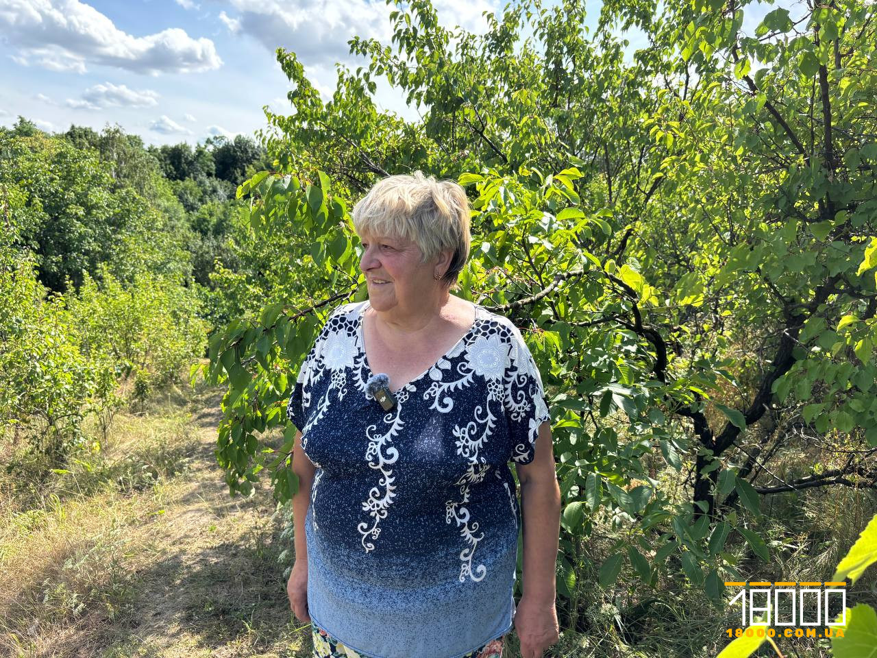 Ольга Нога у саду на Черкащині, у селі Петрики
