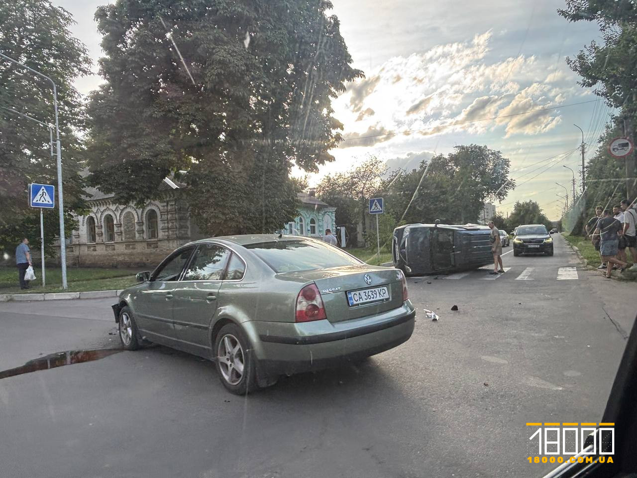 Перекинувся автомобіль на перехресті у Черкасах (ФОТО)