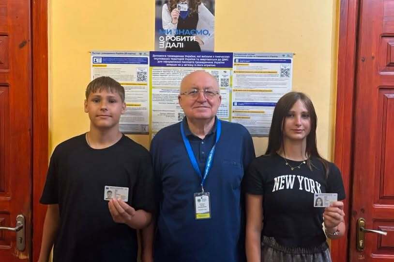 На Черкащині брат і сестра отримали перші паспорти: їхня мама була іноземкою
