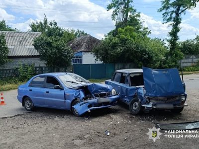 дві синіх машини