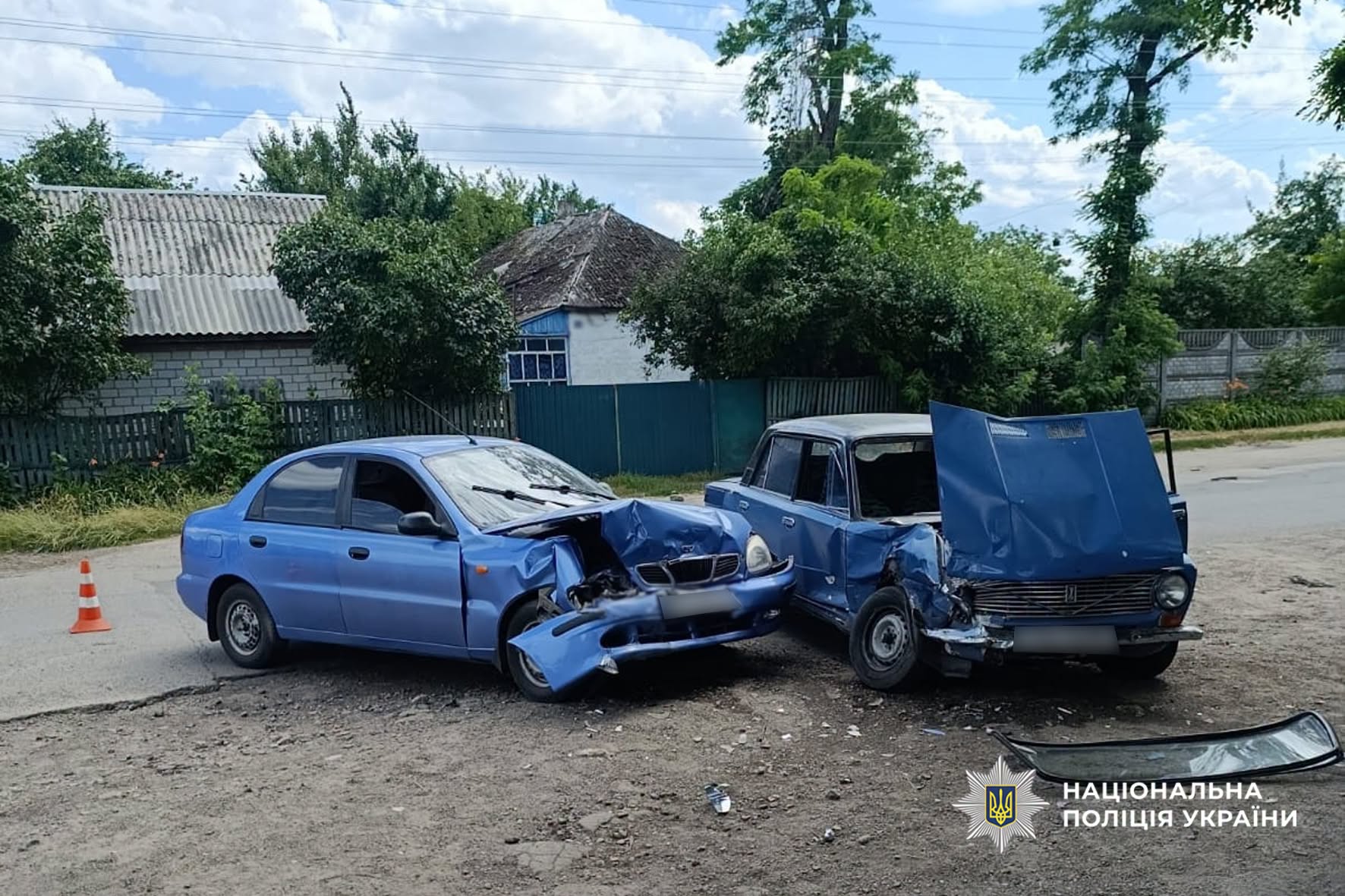 дві синіх машини