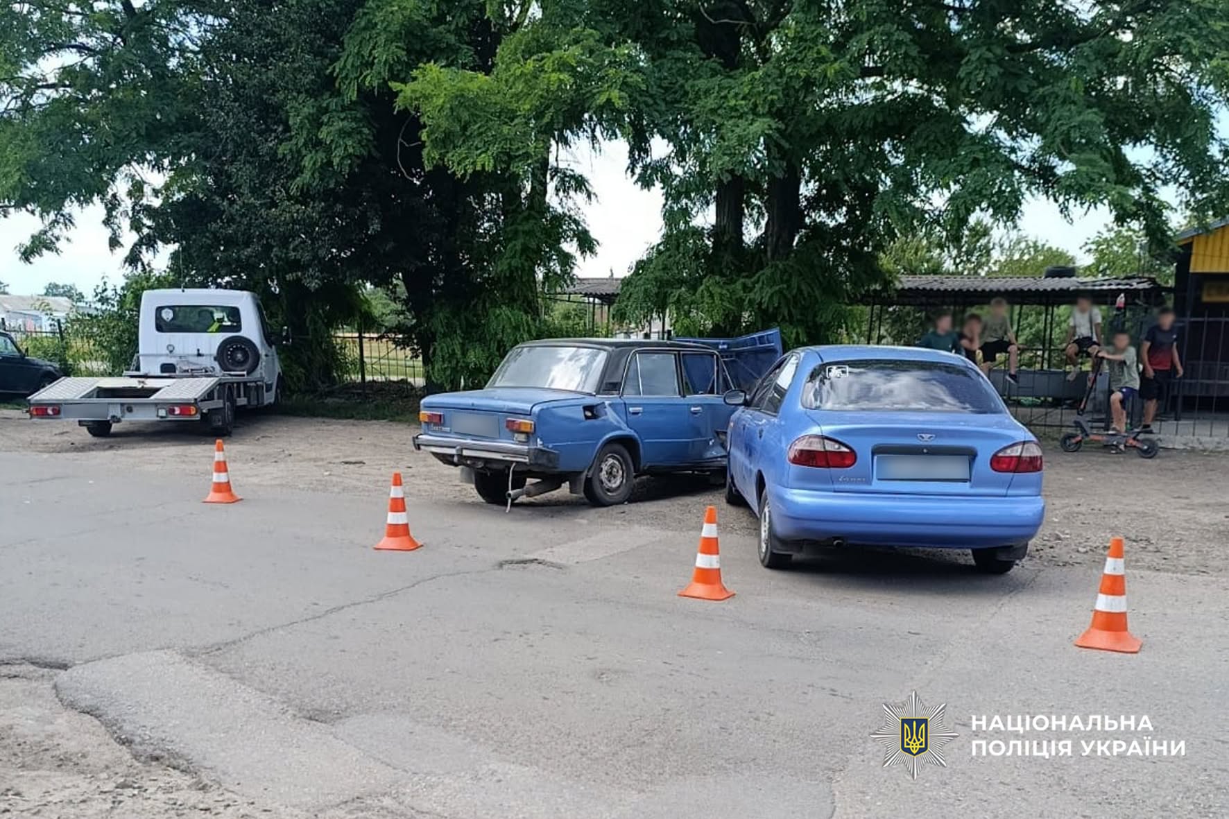 дві синіх авто
