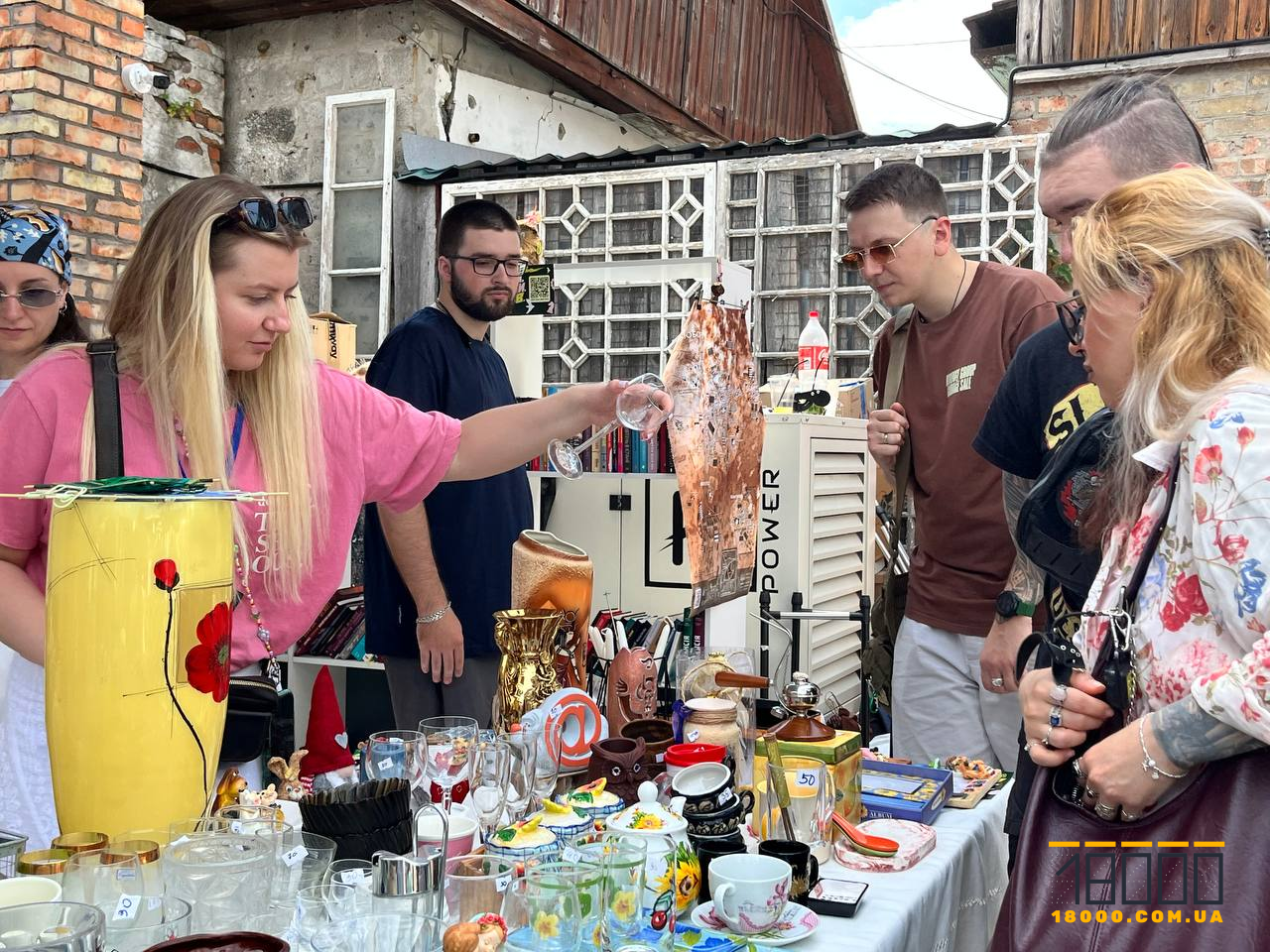 Відвідувачі біля прилавків