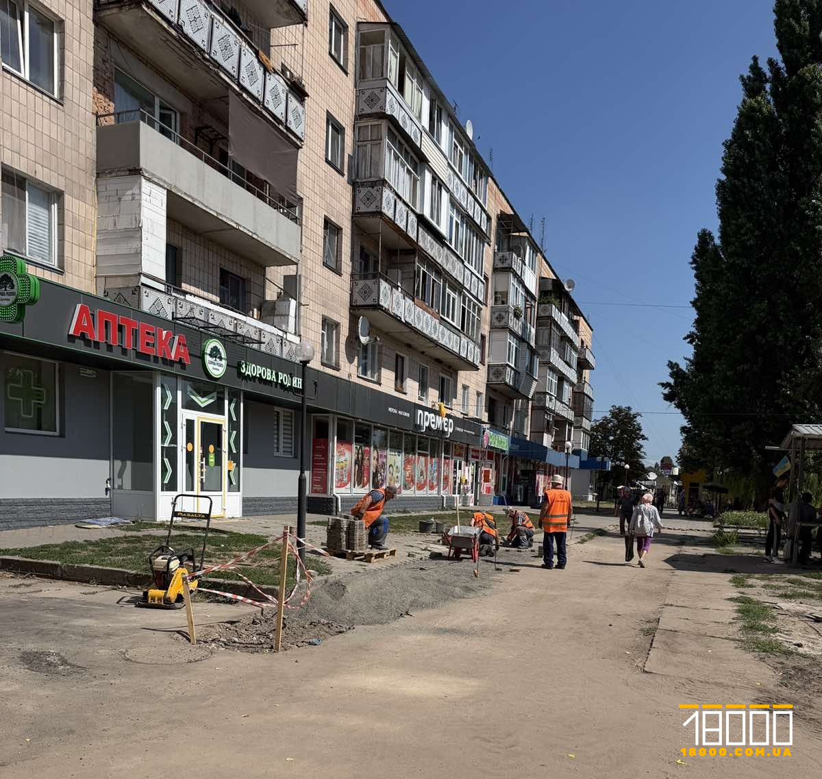 у Черкасах зводять паркан для майбутнього ТЦ