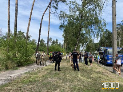 поліцейські та громадськість на місці вирубки