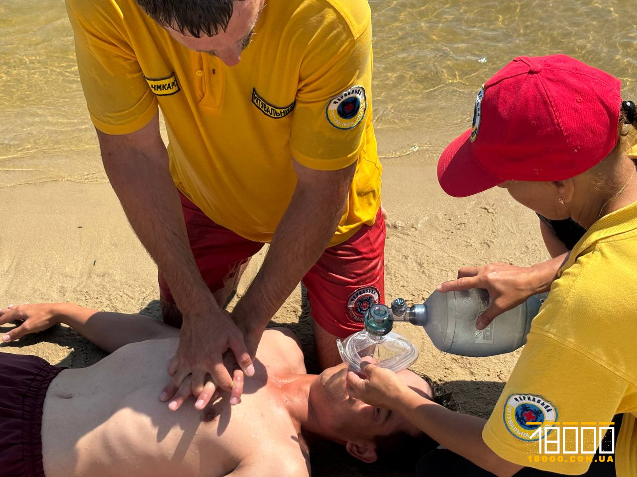 рятувальники проводять домедичну допомогу людину на пляжі