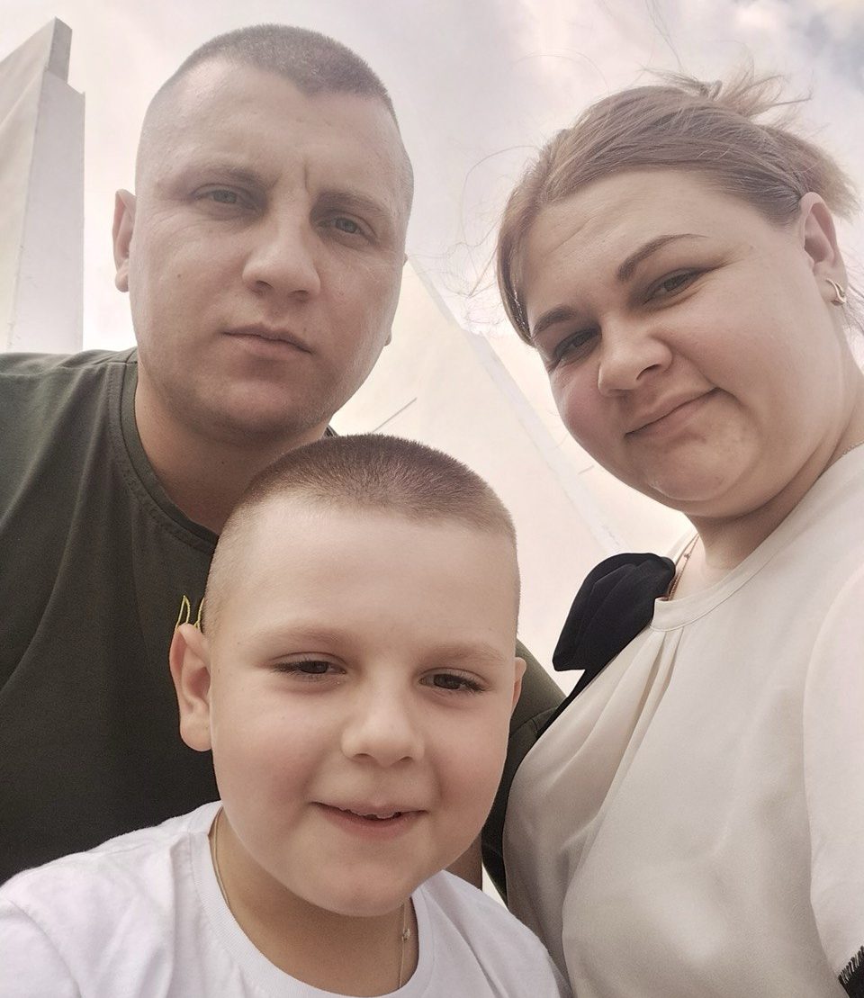 Жінка з чоловіком та дитиною на фоні неба