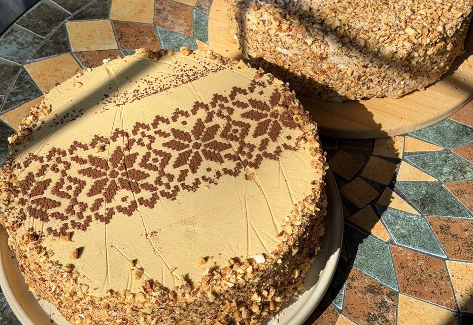Торт із українським орнаментом