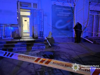 Рятувальники біля будівлі