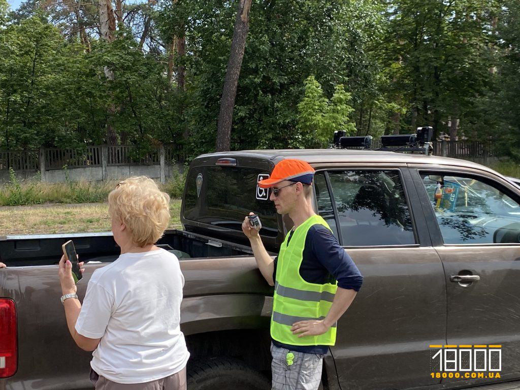 Представник забудовника Лісової Просіки з камерою фіксує