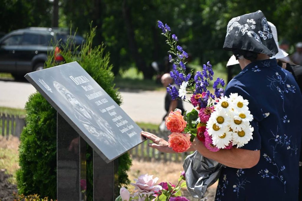 люди на відкритті меморіалу
