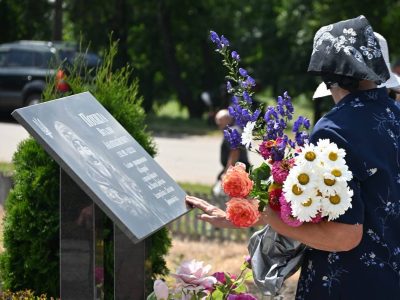 люди на відкритті меморіалу
