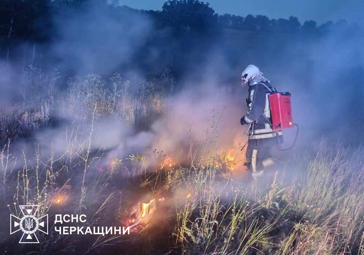 У різних районах Черкащини горіли трава і сміття (ФОТО)