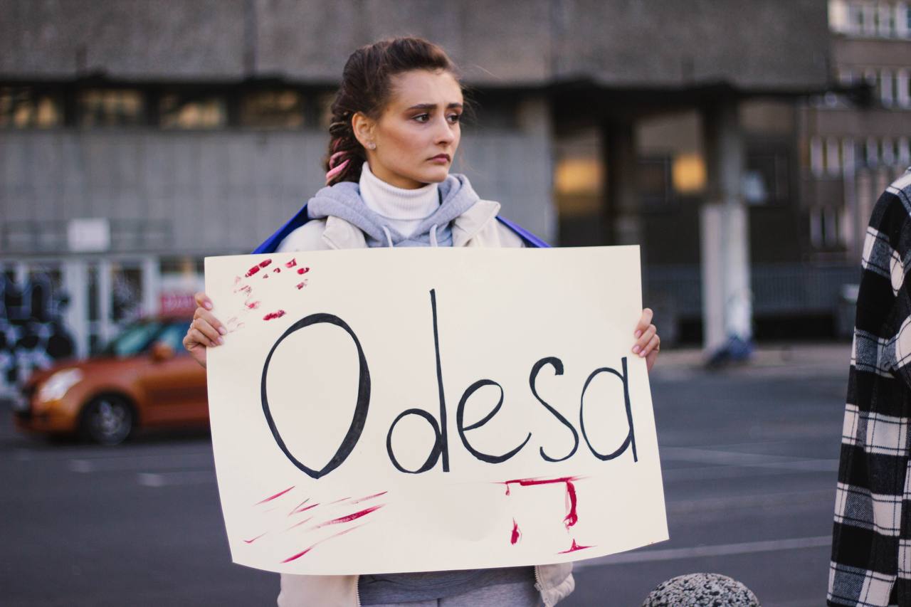 Українка з плакатом "Одеса" у Польщі