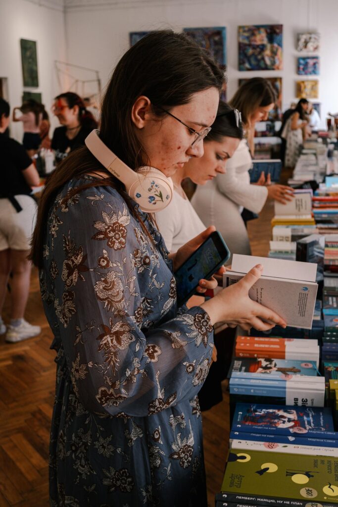 дівчина на книжковому фестивалі